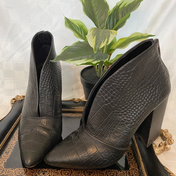 Vince Camuto Crock Embossed,Leather Ankle VFront boots,Zipper, 3.5”heels,Size 7M - Picture 1 of 17